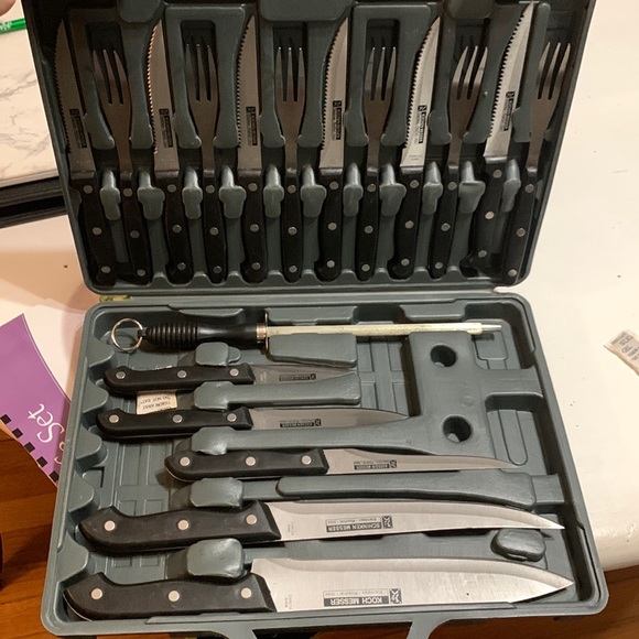 Gourmet traditions, 19 piece knife, set new in box. Comes with sharpener. - Picture 5 of 5